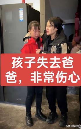 32岁“云南阿奎”去世，妻子晒全家福悼念，家人跪地拿刀引热议