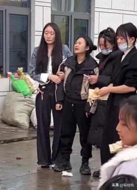 32岁“云南阿奎”去世，妻子晒全家福悼念，家人跪地拿刀引热议