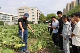 澳门今晚必中一肖一码今晚澳门，2024年10月18日大学后勤员工讲授的“种花割草”课 居然几分钟就被“秒完”_动态词语解释落实_战略版32ly3s