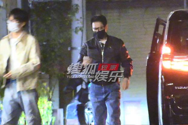 冯绍峰深夜现身影视公司忙碌 戴黑框眼镜显沉稳