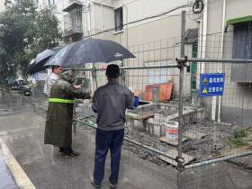 拆除破损雨棚、为独居老人紧急维修……静安区开展台风防御工作